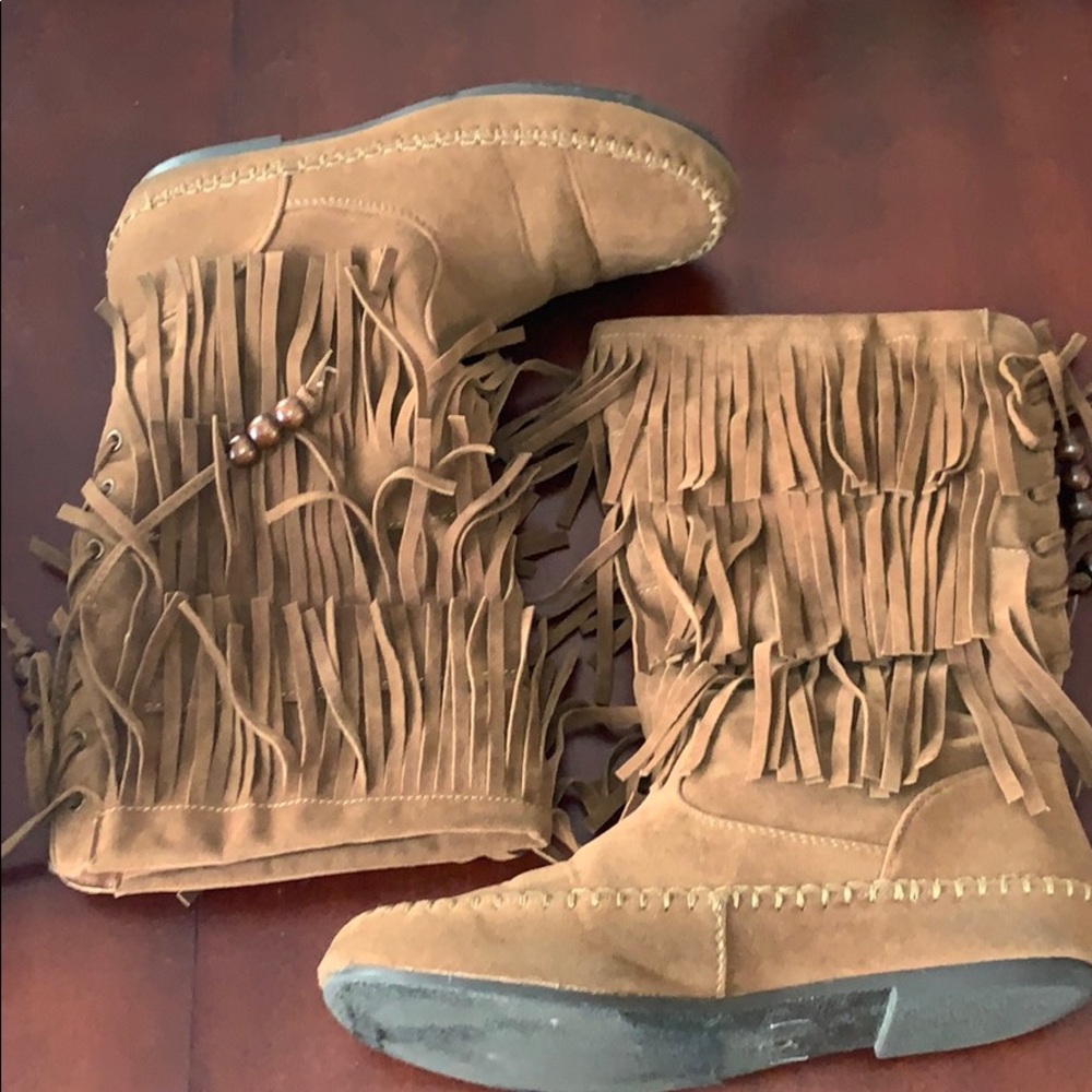 🦄 Fringe faux suede flat boots, size 6.5 🦄
